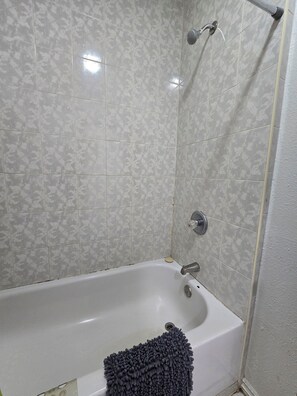 Towels, soap, shampoo, toilet paper - Hotel Mountain Inn (Cuauhtemoc)