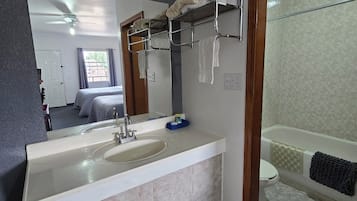 Habitación cuádruple estándar, 2 camas Queen size | Escritorio y wifi gratis