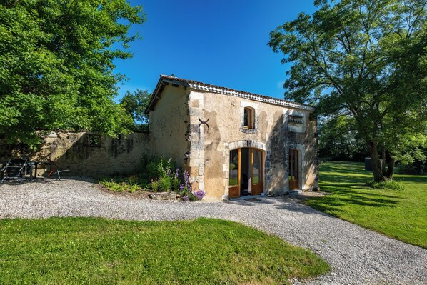 Exterior - Gîte Le Pigeonnier with Shared Pool, Wi-Fi, and Air Conditioning (Chassaignes)