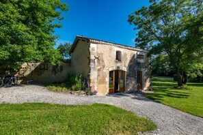 Exterior - Gîte Le Pigeonnier with Shared Pool, Wi-Fi, and Air Conditioning (Chassaignes)