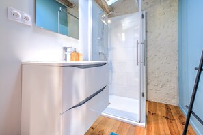 Shower, towels