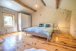 2 slaapkamers, een strijkplank/strijkijzer, gratis wifi, beddengoed