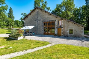 Exterior - Gîte La Grange with Shared Pool, Private Terrace and Wi-Fi (Chassaignes)