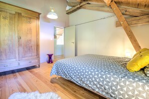 3 bedrooms, iron/ironing board, free WiFi, bed sheets - Gîte La Grange with Shared Pool, Private Terrace and Wi-Fi (Chassaignes)