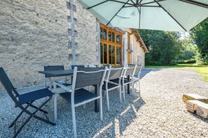 Outdoor dining - Gîte La Grange with Shared Pool, Private Terrace and Wi-Fi (Chassaignes)