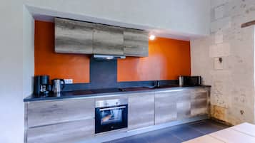 Køleskab, mikrobølgeovn, ovn, kogeplade