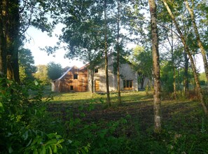 Exterior - Gîte L'Étable with Shared Pool, Private Terrace and Wi-Fi (Chassaignes)