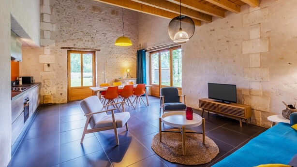 Amplia sala de estar con cocina, comedor y zonas de estar.