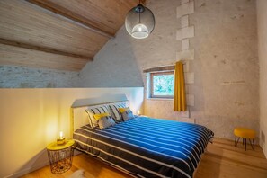 2 bedrooms, iron/ironing board, free WiFi, bed sheets - Gîte L'Étable with Shared Pool, Private Terrace and Wi-Fi (Chassaignes)