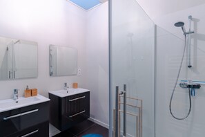 Douche, serviettes fournies