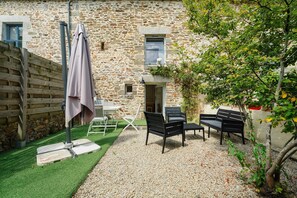 Outdoor dining - Apartment 'La Petite Hautière' with Shared Pool, Wi-Fi and Air Conditioning (Plouër-sur-Rance)