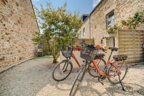 Property grounds - Apartment 'La Petite Hautière' with Shared Pool, Wi-Fi and Air Conditioning (Plouër-sur-Rance)