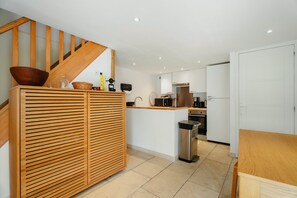 Fridge, microwave, oven, stovetop - Apartment 'La Petite Hautière' with Shared Pool, Wi-Fi and Air Conditioning (Plouër-sur-Rance)