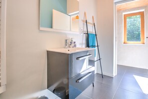 Shower, towels - 'Gîte Le Gardien' with Shared Pool, Private Terrace, and Wi-Fi (Chassaignes)