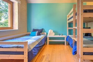 2 bedrooms, iron/ironing board, free WiFi, bed sheets - 'Gîte Le Gardien' with Shared Pool, Private Terrace, and Wi-Fi (Chassaignes)