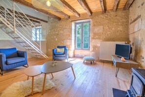 Una chimenea, un reproductor de DVD, una mesa de tenis de mesa