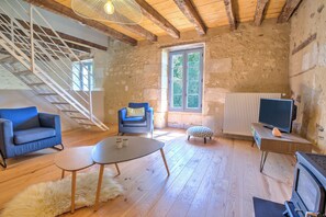 Kamin, DVD-Player, Tischtennisplatte