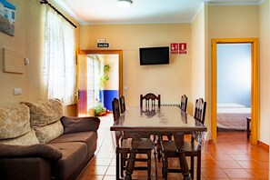 Dining - Holiday Home 'El Carrero' with Mountain Views, Shared Terrace and Wi-Fi (La Rinconada de la Sierra)