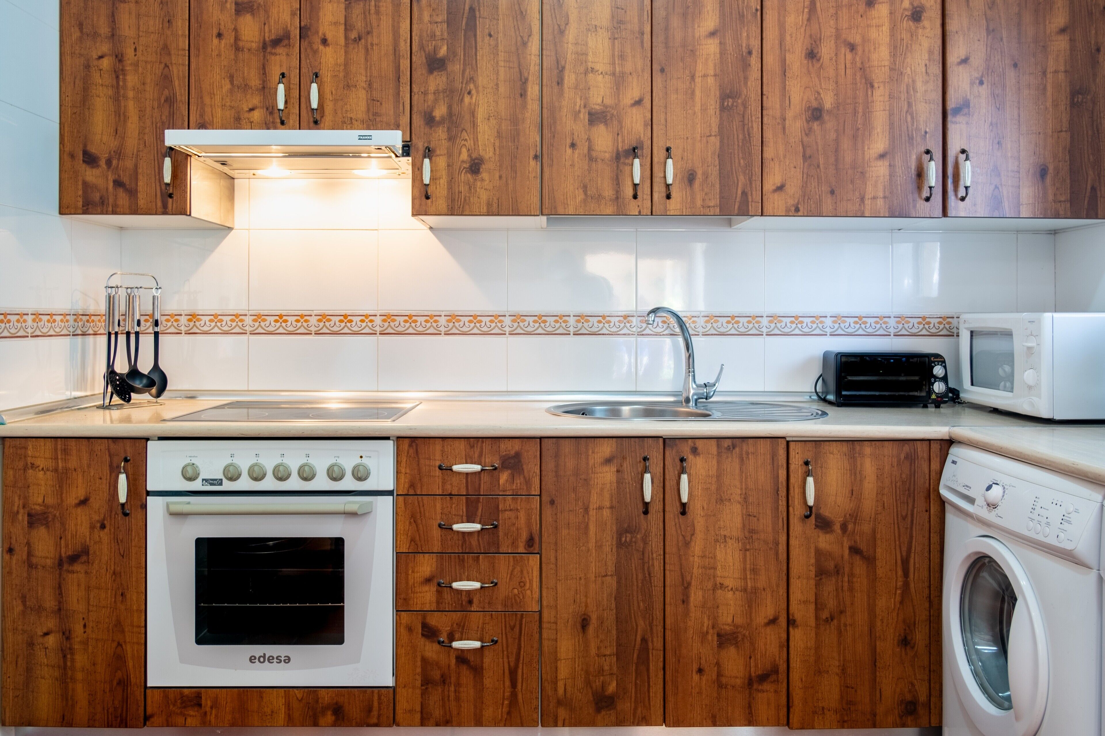 Frigorífic, microones, forn i placa de cuina 