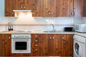 Réfrigérateur, four à micro-ondes, un four, surface de cuisson