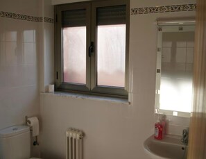 Shower, hair dryer, towels - Holiday Home 'El Carrero' with Mountain Views, Shared Terrace and Wi-Fi (La Rinconada de la Sierra)
