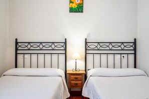 2 bedrooms, iron/ironing board, free WiFi, bed sheets - Holiday Home 'El Carrero' with Mountain Views, Shared Terrace and Wi-Fi (La Rinconada de la Sierra)