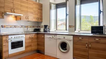 Een koelkast, een magnetron, een oven, een kookplaat