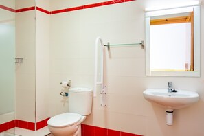 Shower, hair dryer, towels - Holiday Home 'El Parral' with Mountain Views, Shared Terrace and Wi-Fi (La Rinconada de la Sierra)