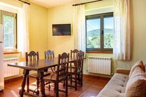 Dining - Holiday Home 'El Parral' with Mountain Views, Shared Terrace and Wi-Fi (La Rinconada de la Sierra)