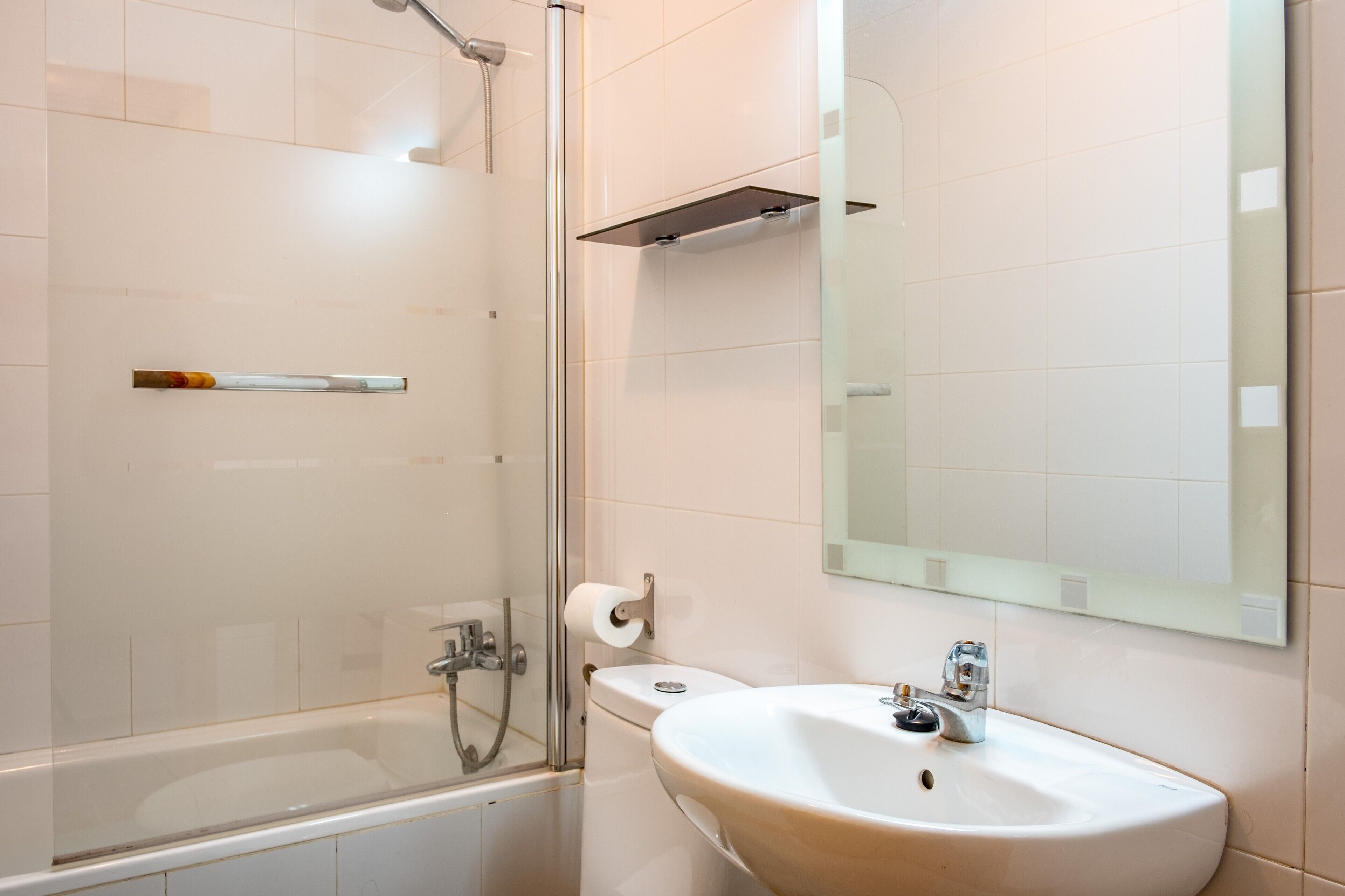 Een douche, een haardroger, handdoeken
