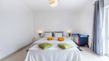 1 habitación, tabla de planchar con plancha, wifi gratis y ropa de cama