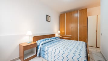 1 bedroom, bed sheets