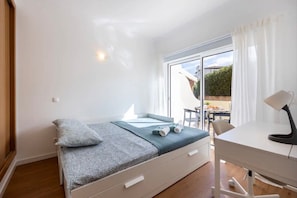 A bedroom with a bed, a desk, and a chair. - Holiday Home 'Casa Cláudia - Cond  Atalaia' with Shared Pool, Private Terrace and Wi-Fi (Lagos)