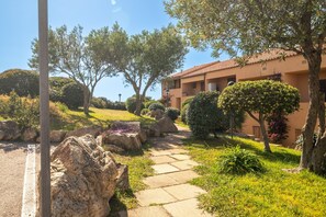 Property grounds - Apartment 'Flat Orizzonte Stelle Marine' with Sea View, Private Terrace and Shared Garden (Palau)