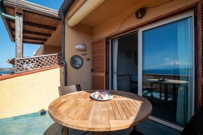 Outdoor dining - Apartment 'Flat Orizzonte Stelle Marine' with Sea View, Private Terrace and Shared Garden (Palau)