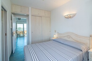 1 bedroom, iron/ironing board, free WiFi, bed sheets - Apartment 'Flat Orizzonte Stelle Marine' with Sea View, Private Terrace and Shared Garden (Palau)