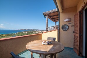 Outdoor dining - Apartment 'Flat Orizzonte Stelle Marine' with Sea View, Private Terrace and Shared Garden (Palau)