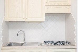 Fridge, stovetop, cookware/dishes/utensils - Apartment 'Flat Orizzonte Stelle Marine' with Sea View, Private Terrace and Shared Garden (Palau)