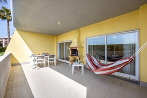 Outdoor dining - Apartment 'Casa Cláudia - Cond Do Mar' with Sea View, Shared Pool and Wi-Fi (Lagos)