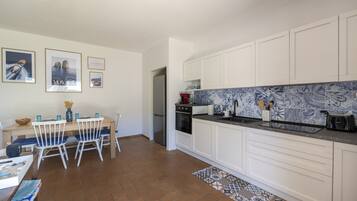 Fridge, oven, stovetop, dishwasher