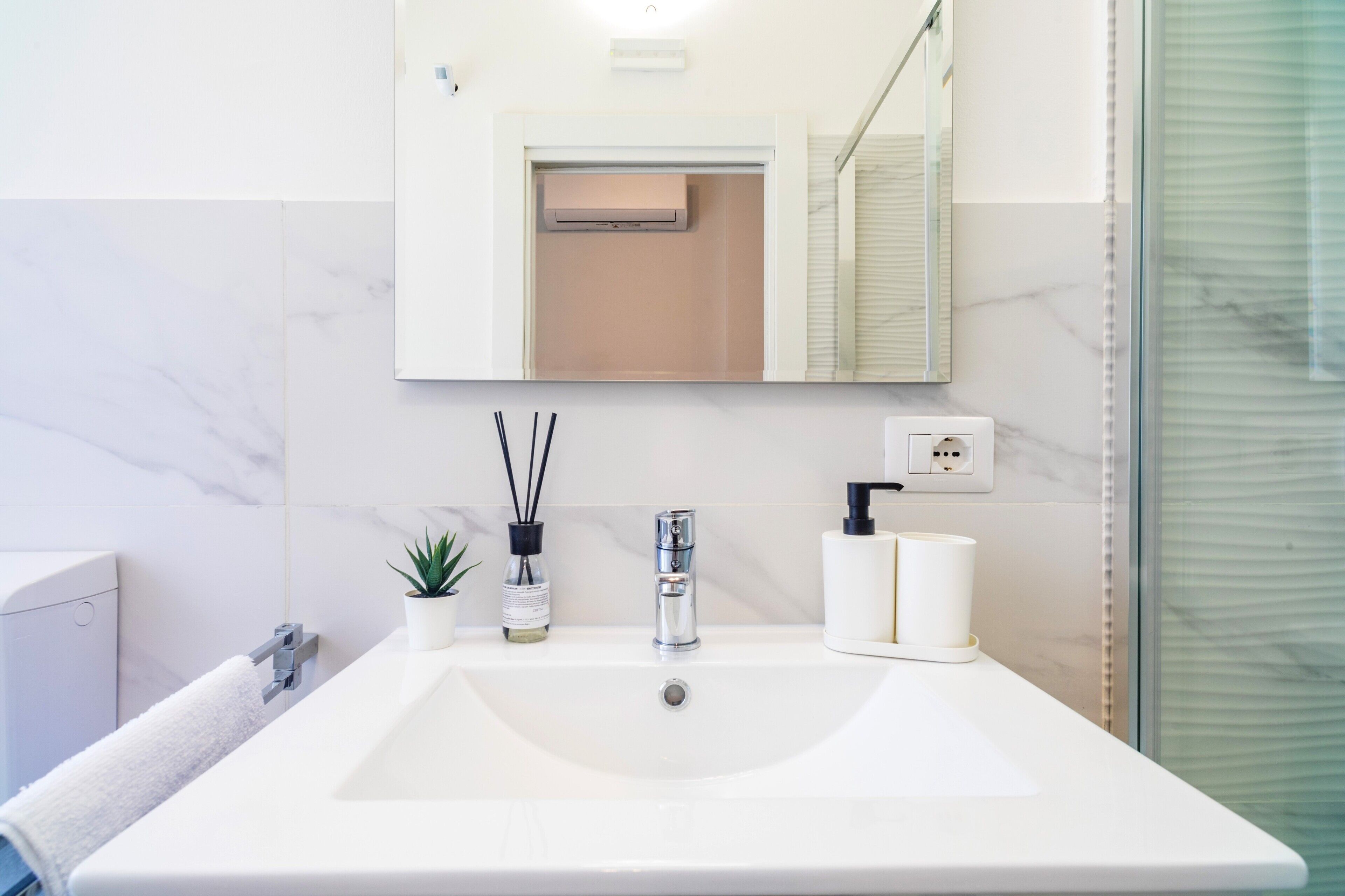 Douche, sèche-cheveux, serviettes fournies