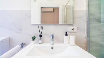 Douche, sèche-cheveux, serviettes fournies