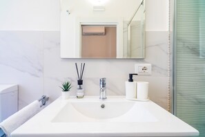 Shower, hair dryer, towels - Apartment 'Al Nitta 2' with Wi-Fi and Air Conditioning (Catania)