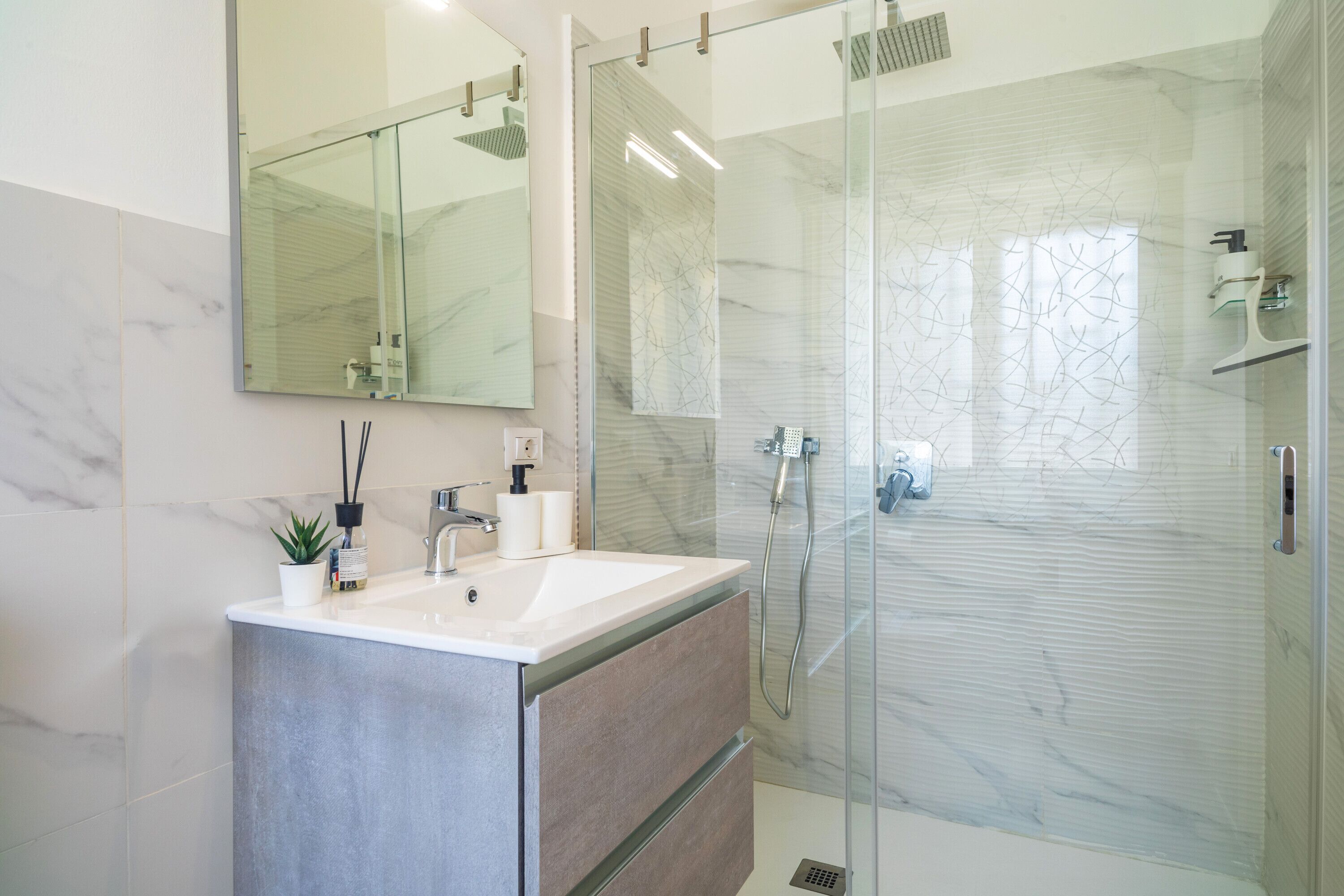 Dusche, Haartrockner, Handtücher