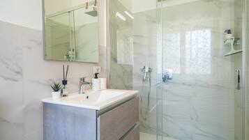 Shower, hair dryer, towels