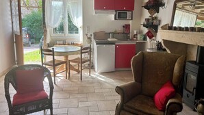 Um interior aconchegante com área de jantar, cozinha e lareira.
