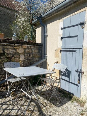Outdoor dining - L'Atelier de Pierre Sleeps 4 with Garden (Pousseaux)