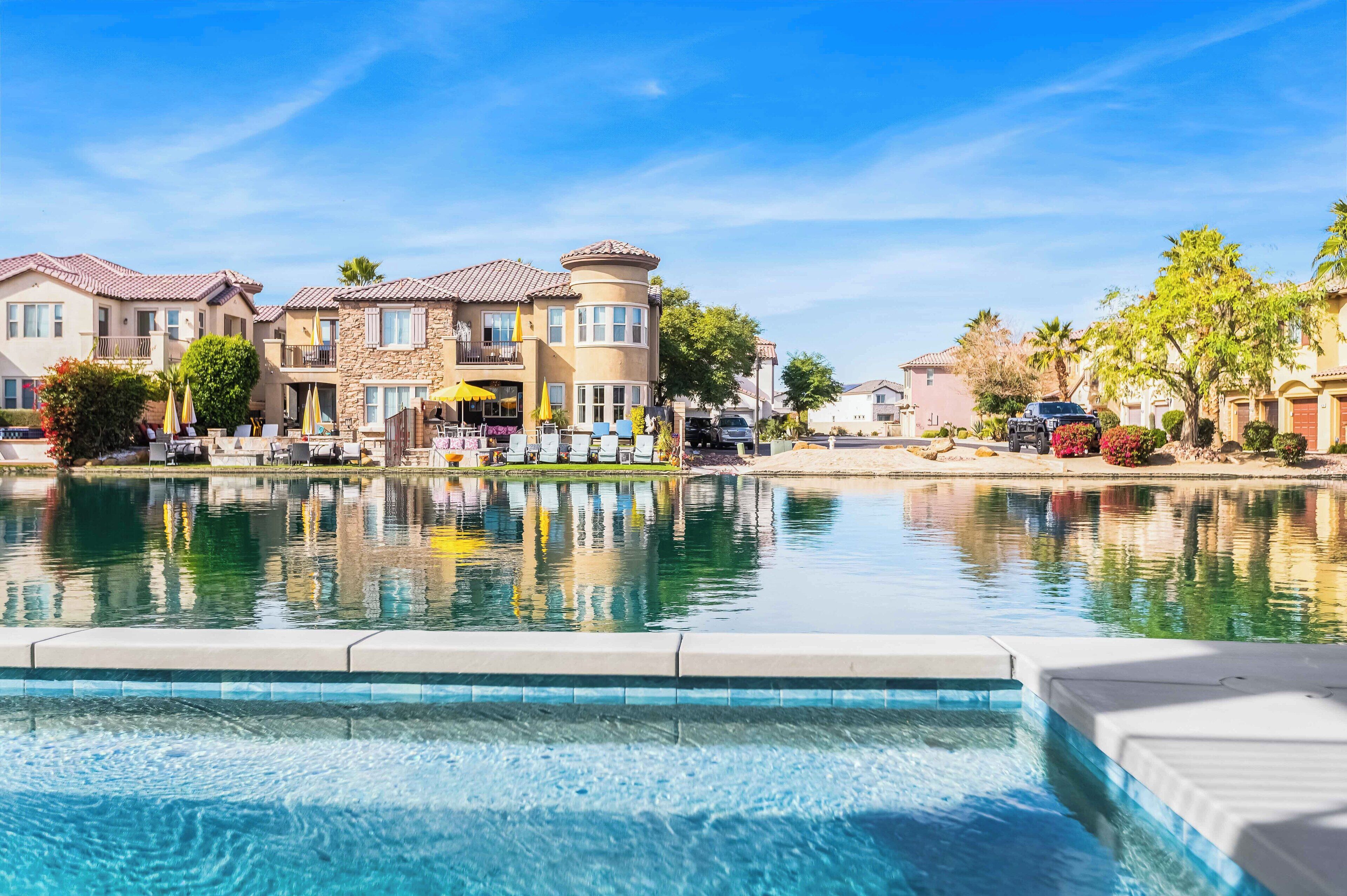 Summer Sale Lakeside Desert Oasis 4BR/4.5bath