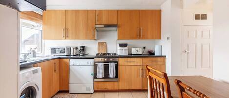 Een koelkast, een microgolfoven, een oven, een kookplaat