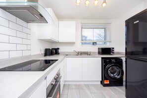 Kühlschrank, Mikrowelle, Ofen, Herdplatte